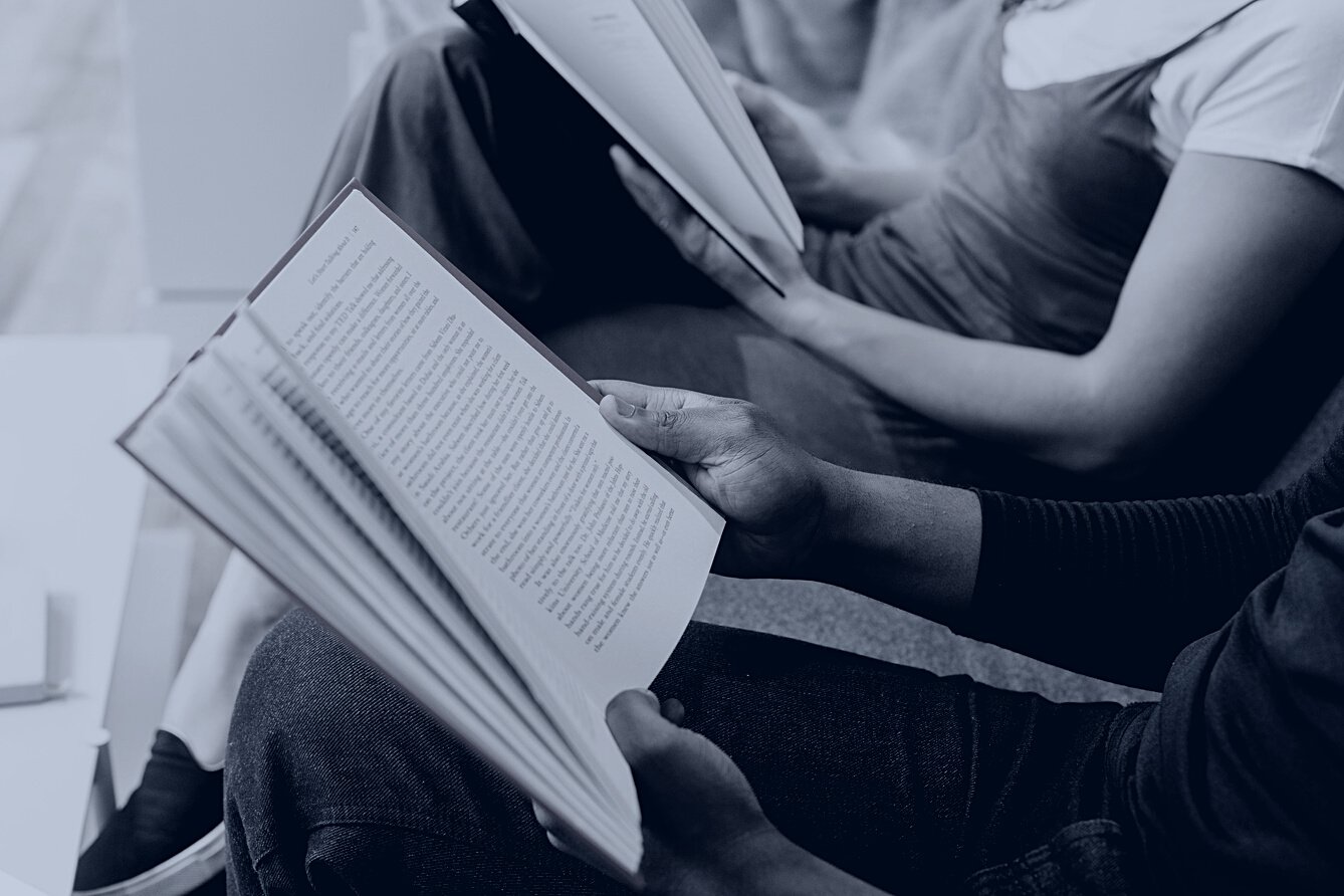 Persona leyendo el diario en blanco y negro