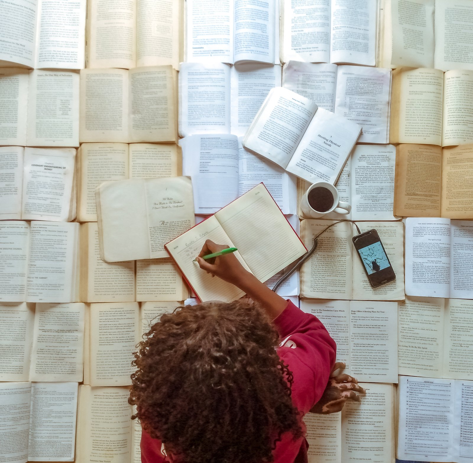 Persona organizando documentos y textos