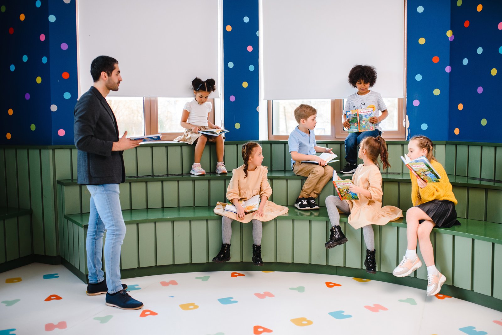 Estudiantes en una biblioteca escolar